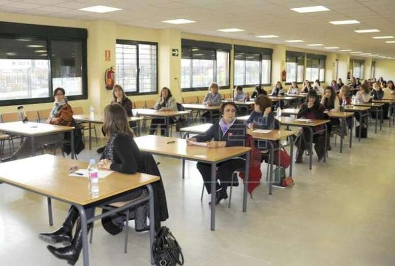 Imagen de archivo de aspirantes a un concurso-oposición para maestros / EFE